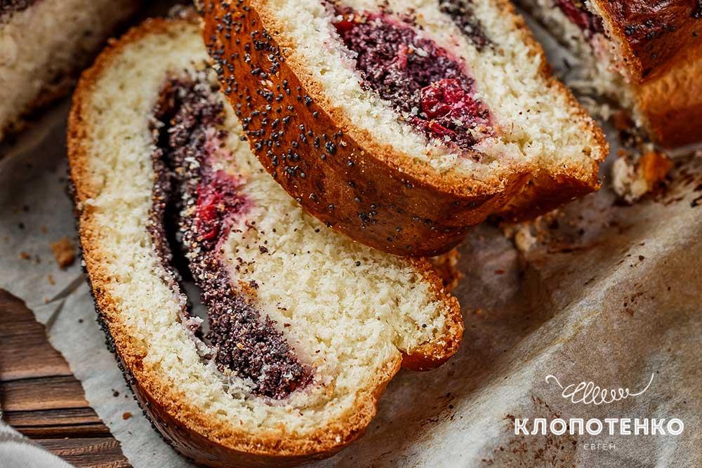 Рулет з маком і вишнями