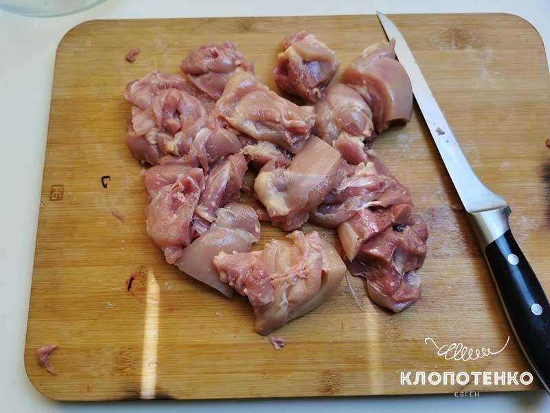 Нарежьте курицу
