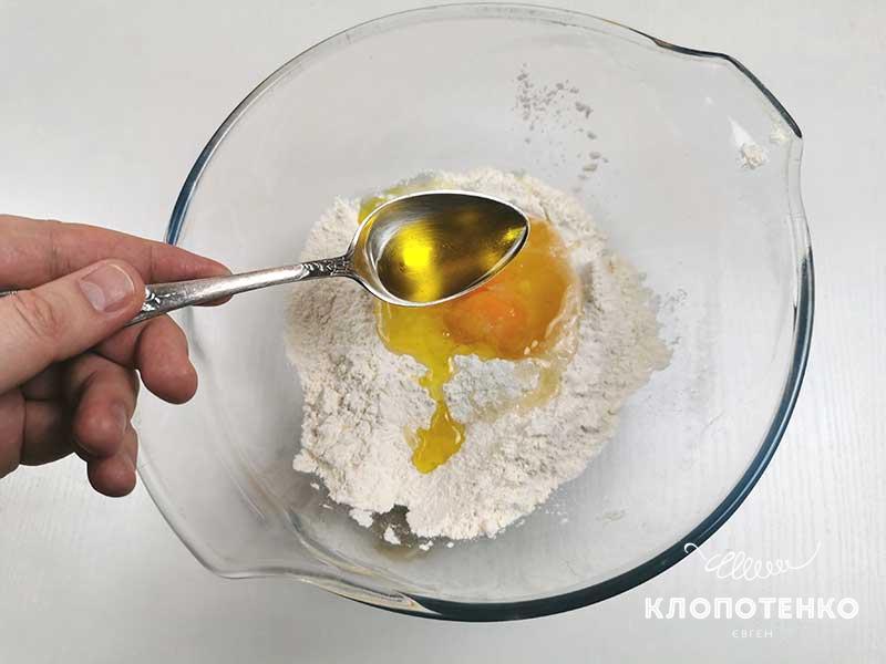Смешайте муку с яйцами и маслом