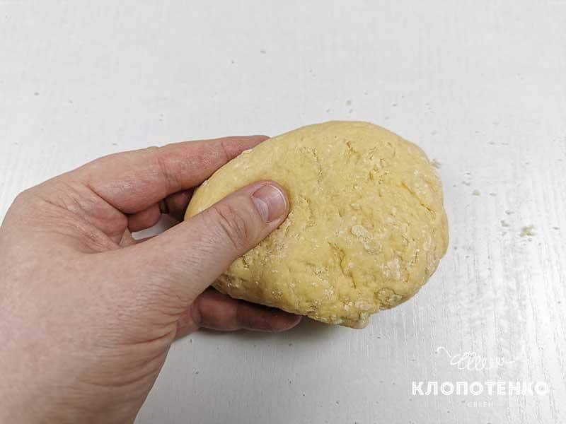 Замесите крутое тесто