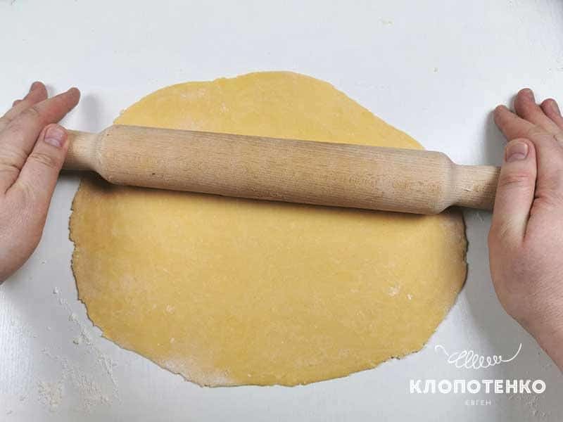 Раскатайте тесто