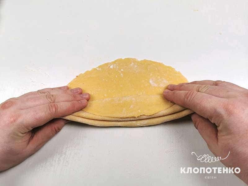 Сверните тесто гармошкой