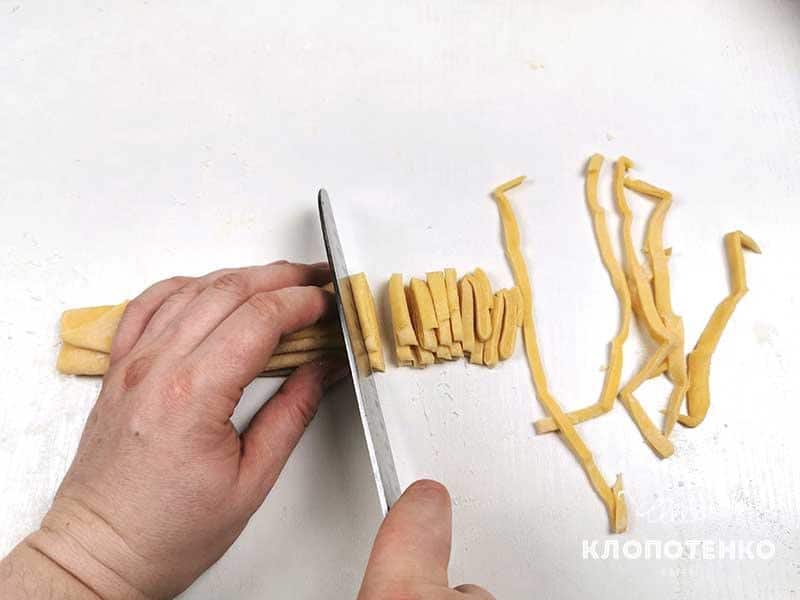 Аккуратно нарежьте тесто полосочками