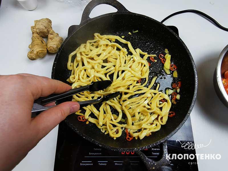 Добавьте готовые спагетти