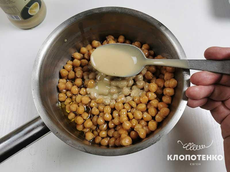Добавьте пасту тахини