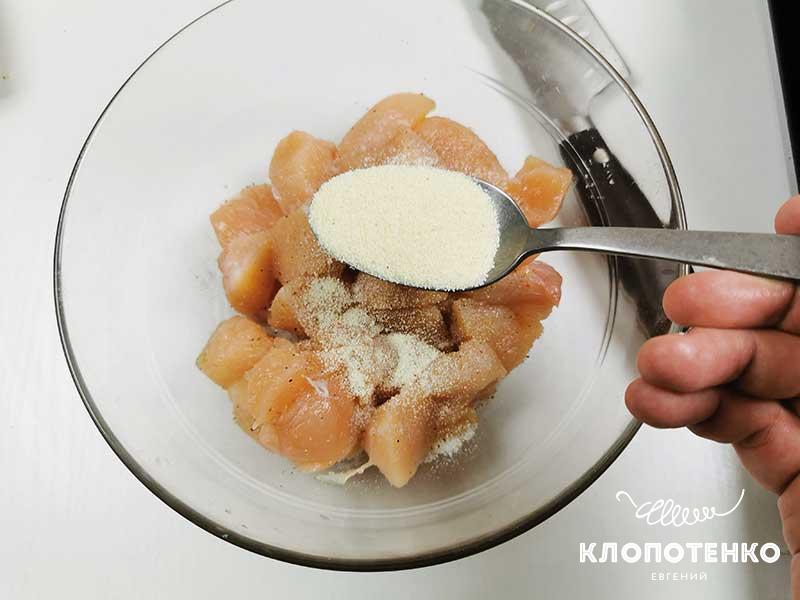 Запанируйте курицу в манке