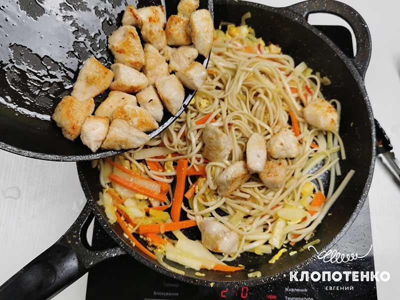 Добавьте курицу