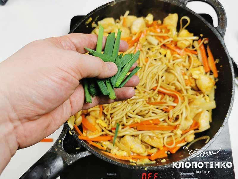 Украсьте блюдо зеленым луком
