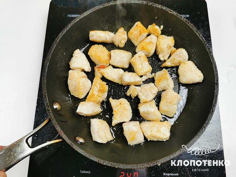 Подрумяньте курицу