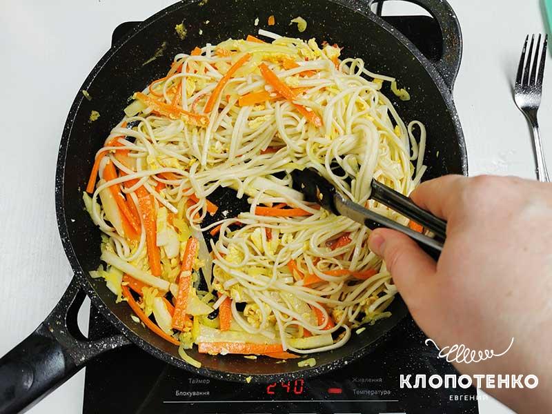 Добавьте готовую лапшу в сковороду