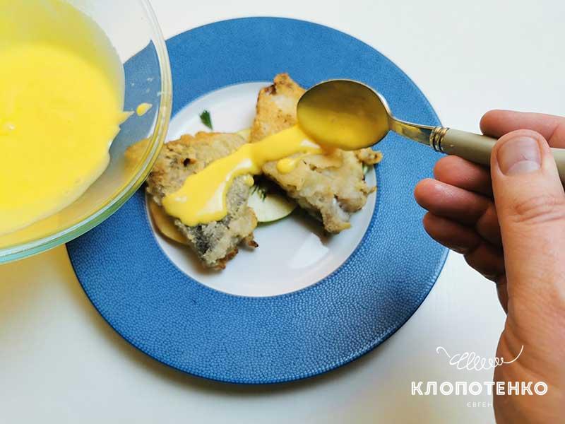 Полейте рыбу и яблоки соусом