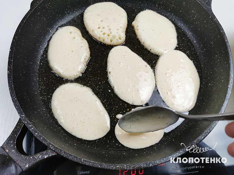 Выкладывайте на сковородку по 1 ст. л. теста