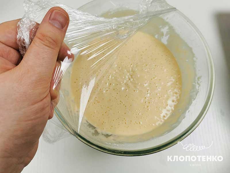 Накройте миску пищевой пленкой