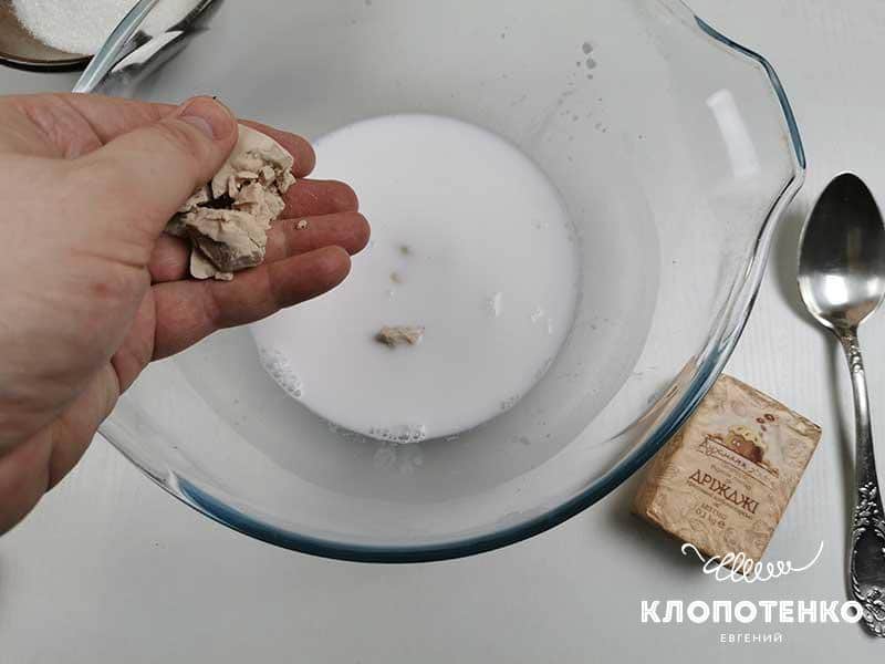 В теплое молоко покрошите «живые» дрожжи
