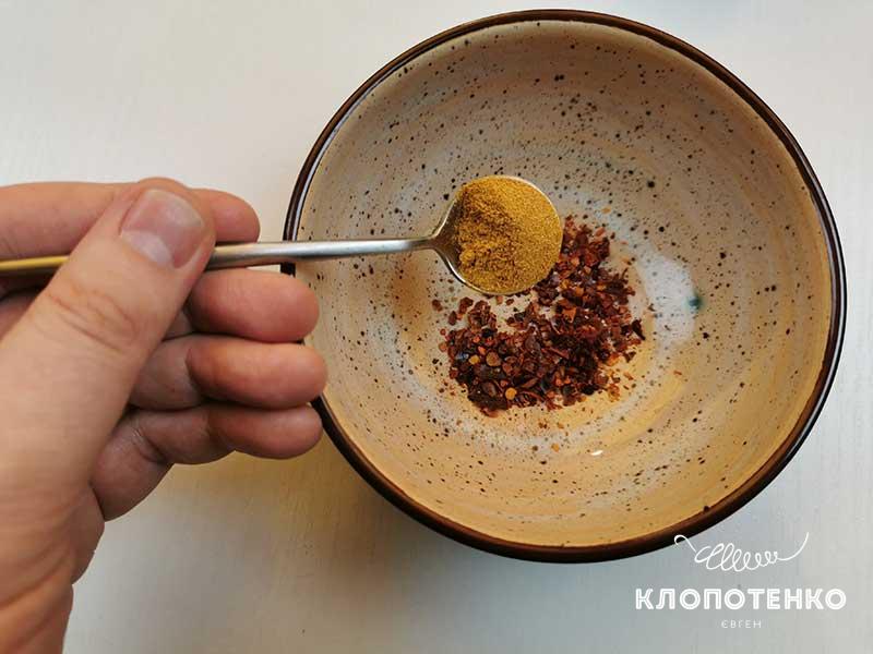 Смешайте молотый чили и в хлопьях