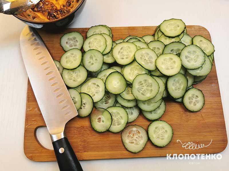 Огурцы нарежьте слайсами