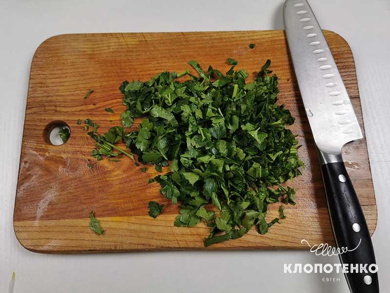 Петрушку крупно порубите
