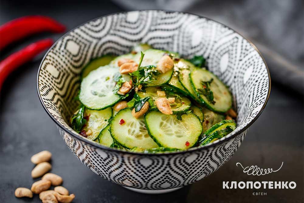 Салат з огірками і пастою чилі