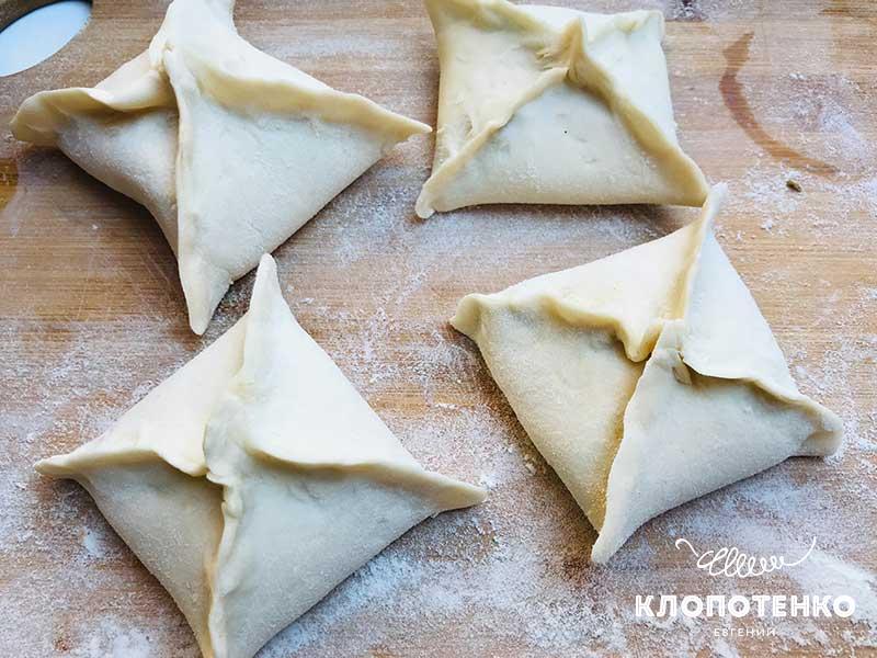 Слойки смажьте сливочным маслом