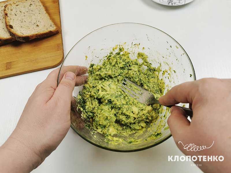 Хорошо разомните вилкой