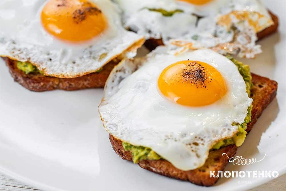 Тост с авокадо и глазуньей