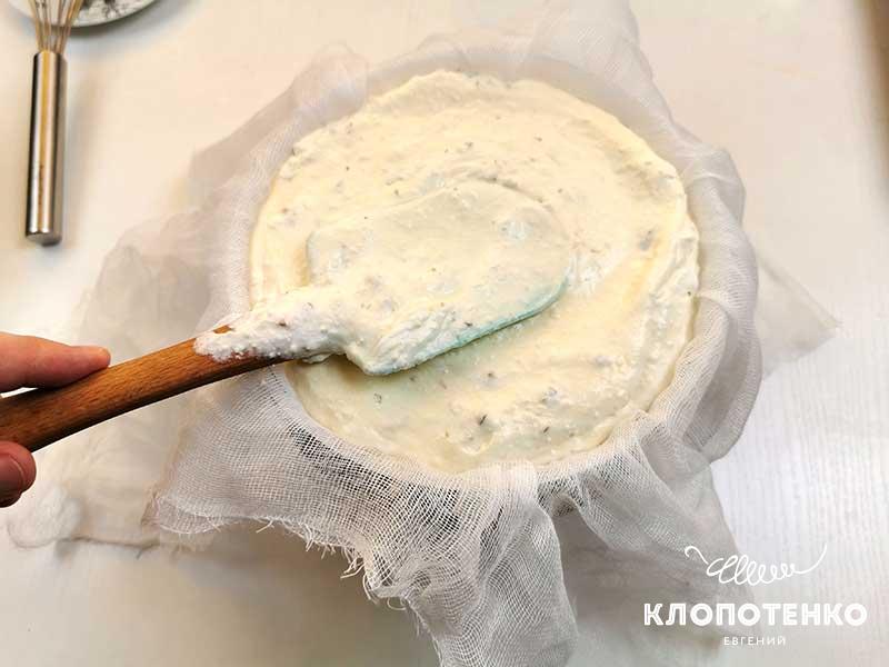 Выложите творожную массу в форму