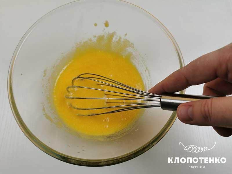 Соедините желтки с сахаром