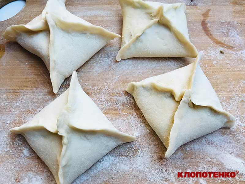 Сформовані слойки лежать на дошці, готові до випікання