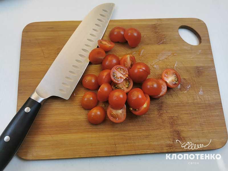 Нарежьте томаты