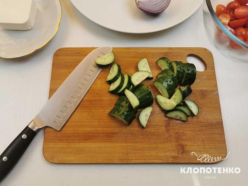 Огурец нарежьте полукольцами