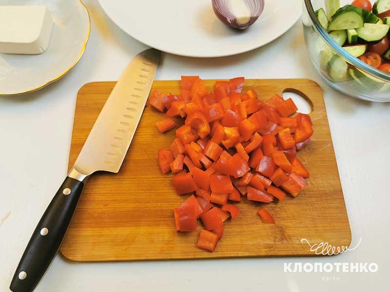 Перец нарежьте кубиками