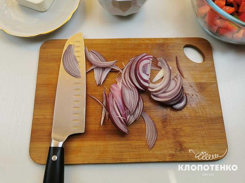 Красный лук нарежьте перьями