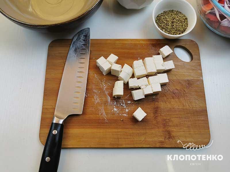 Нарежьте фету кубиками