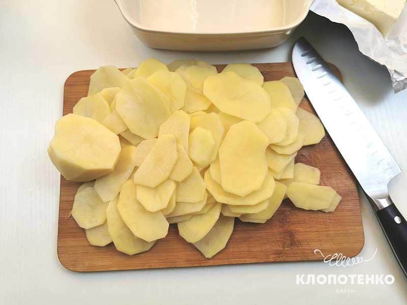 Нарежьте картофель тонкими слайсами
