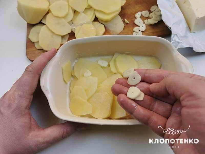 Чеснок нарежьте тонкими слайсами