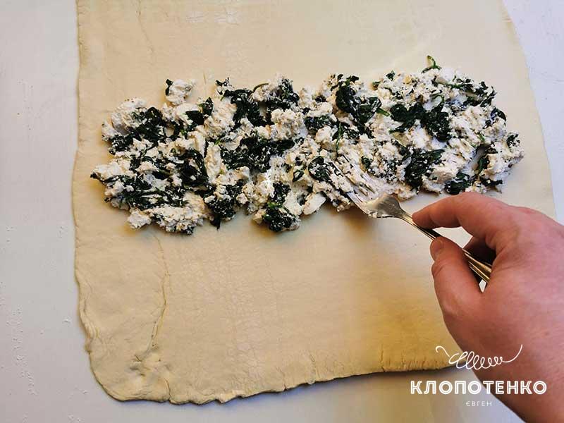 По центру распределите начинку