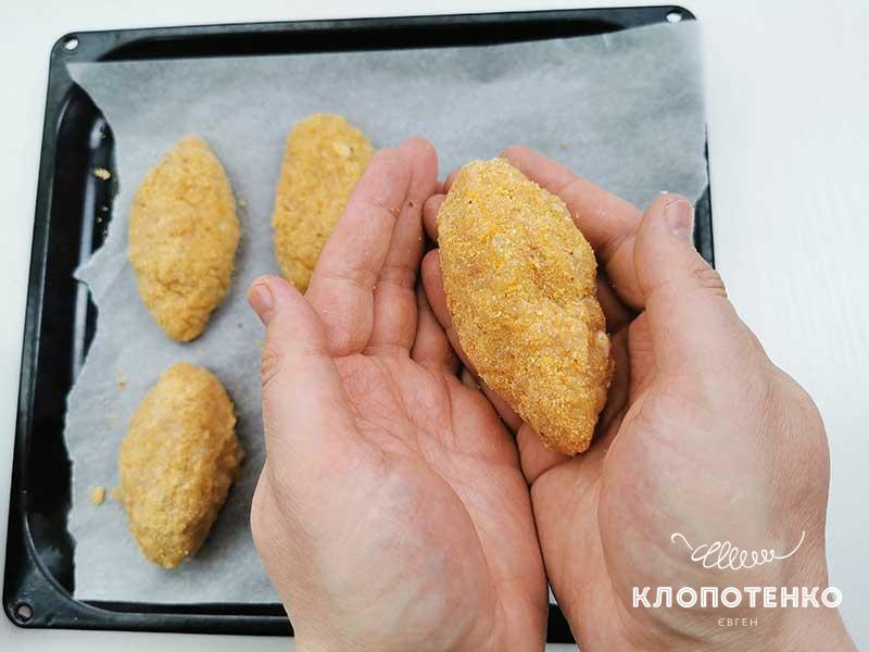 Сформируйте котлеты и запанируйте их