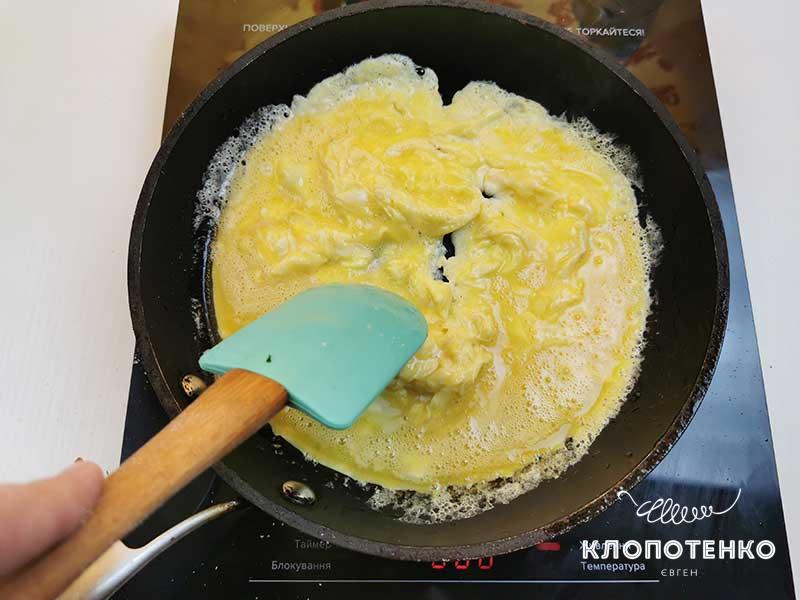 Вылейте яичную массу