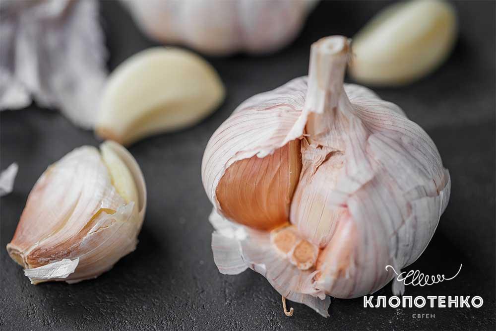 Як почистити часник