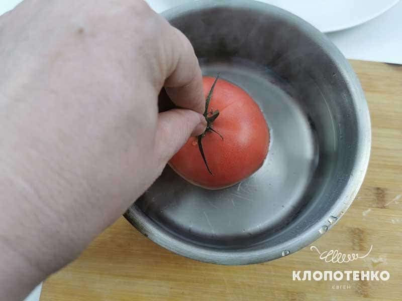 Опустите томаты в кипящую воду