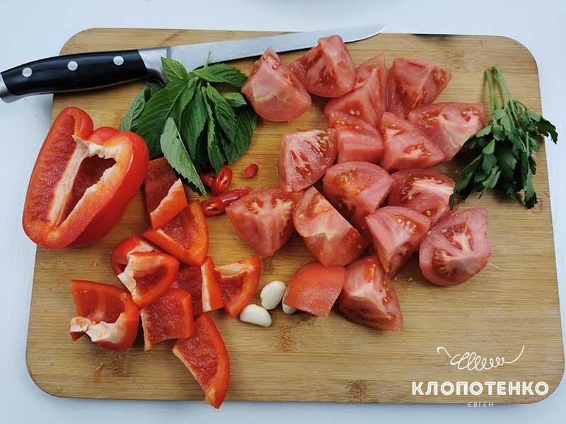 Нарежьте томаты, перец и зелень
