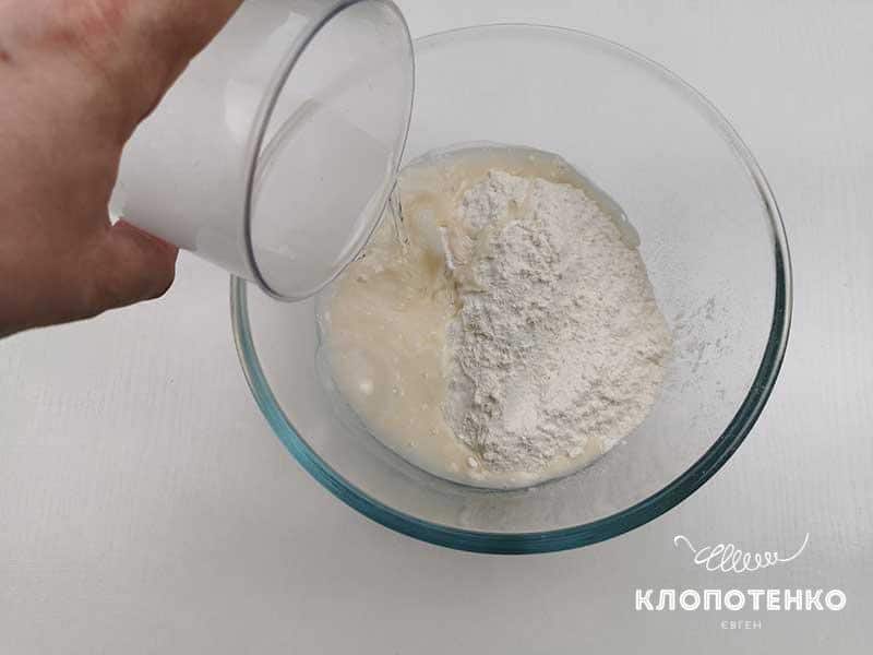 Смешайте муку с сахаром, дрожжами и водой