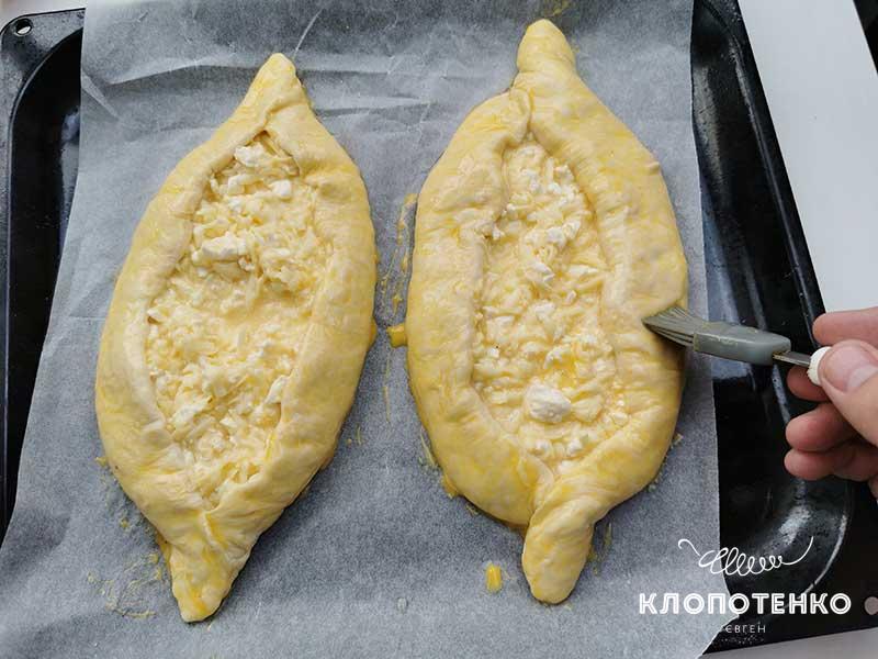 Края теста смажьте желтком