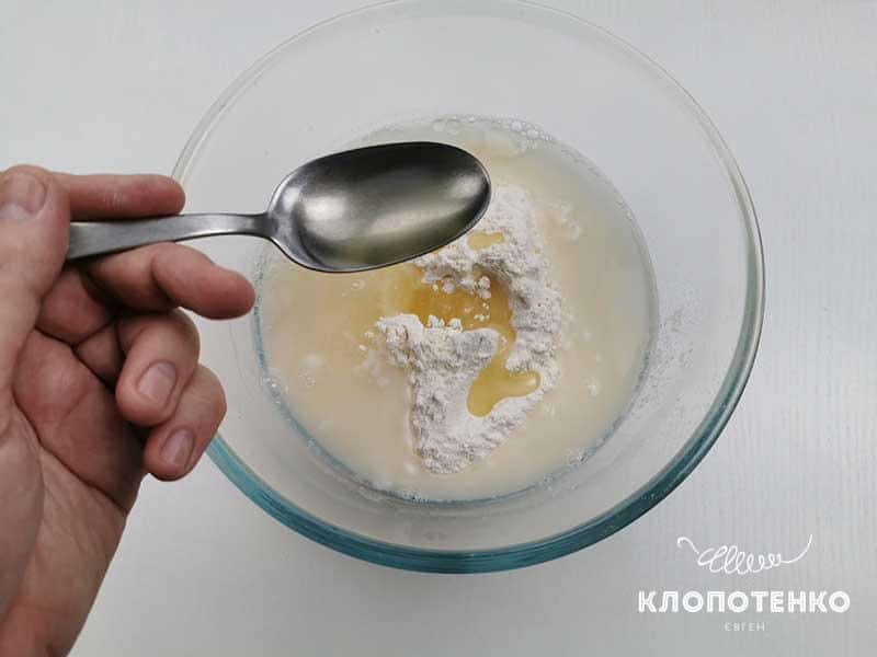 Добавьте подсолнечное масло