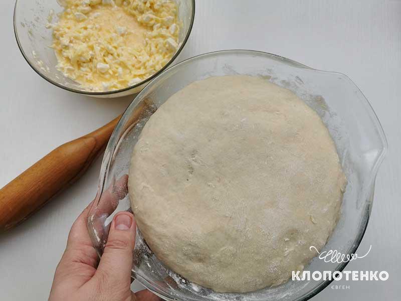 Обомните тесто, которое подошло