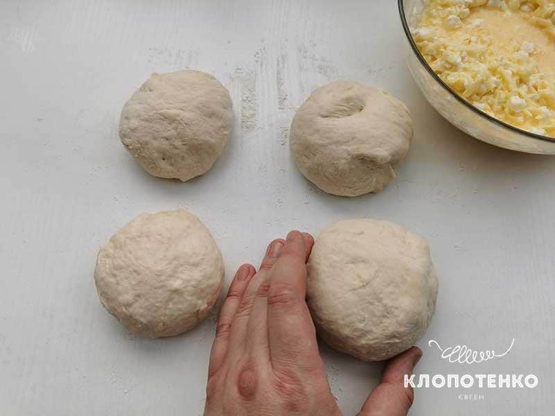Разделите тесто на шарики