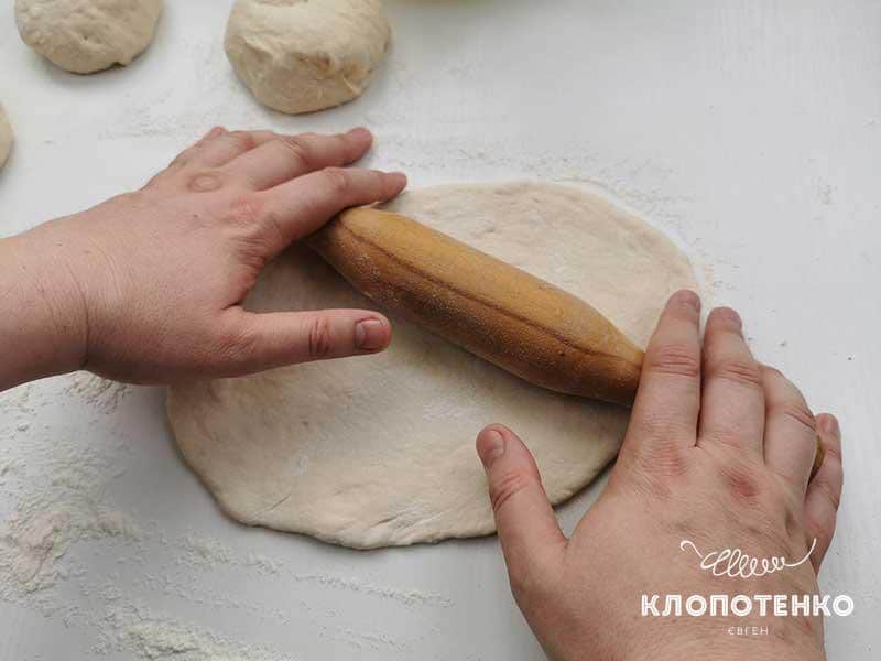 Раскатайте тесто в тонкий пласт