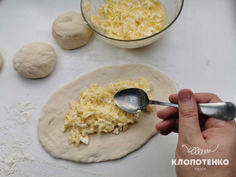 Выложите готовую начинку на тесто
