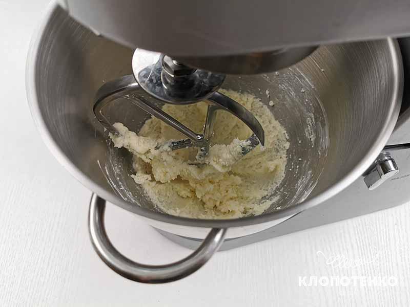 Взбейте масло с сахаром