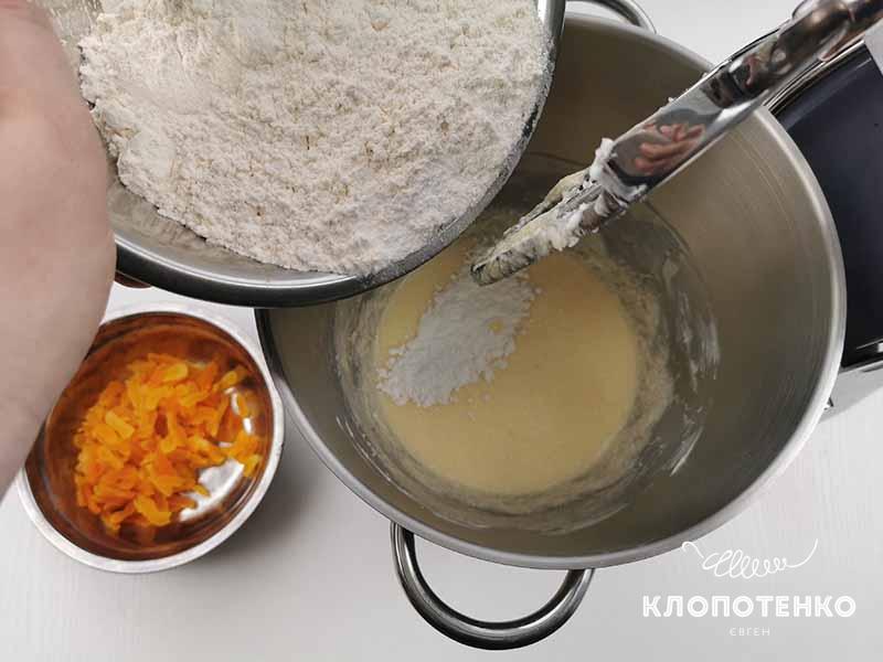 Добавьте в миску густой натуральный йогурт